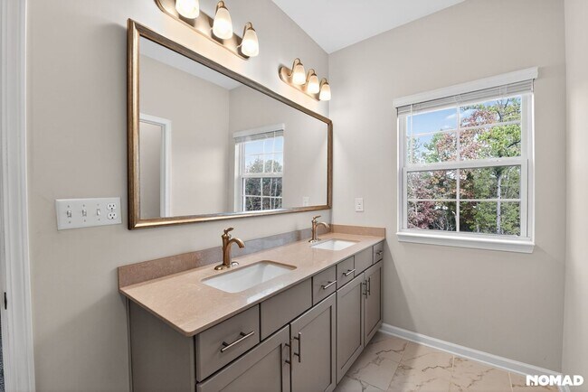 Building Photo - Spacious 3BR Townhome in Matthews