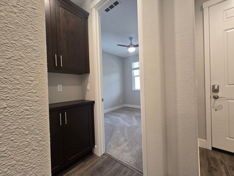 Downstairs / guest bedroom - 1429 Brody Bird Ln