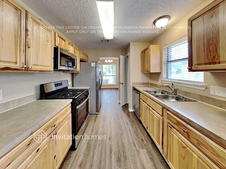 Building Photo - 2306 Lakeshore Ln