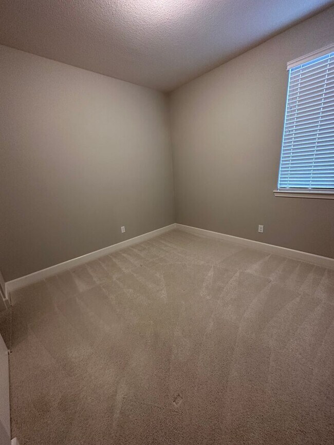 Building Photo - 1561 Osborn Dr