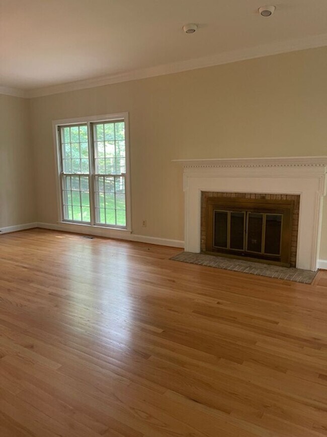 Building Photo - Spacious SF home in Potomac