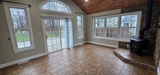 Building Photo - Welcome to this stunning 4 bedroom, 3 bath...