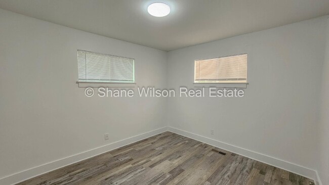 Building Photo - Move in special! 1/2 off the first month's rent!   Recently renovated 3 BR/ 1 BA home.  Big front...