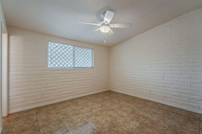 Building Photo - 1437 E Lester St