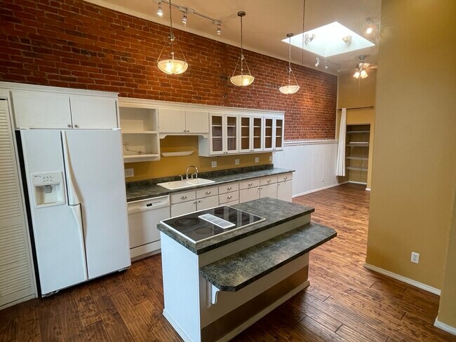 Building Photo - 410 N Pearl St