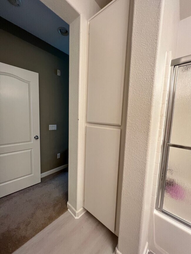 Building Photo - Gorgeous Townhome near Downtown Ventura & Beaches