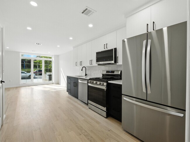 Building Photo - 390 Webster Ave