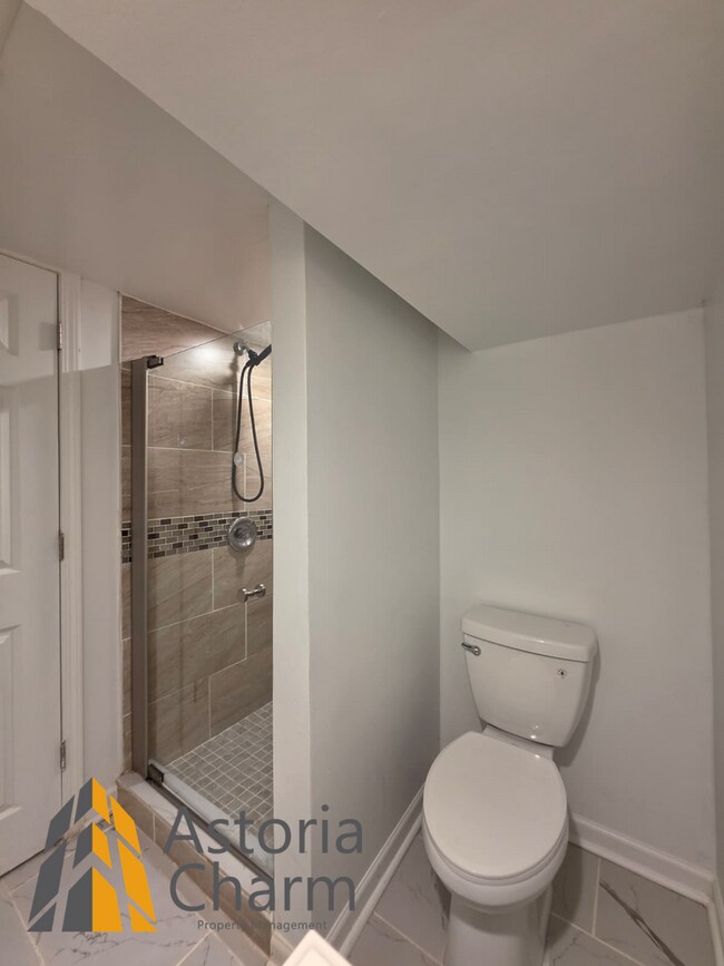 Building Photo - 3 Bedroom End Unit with Finished Basement and Fenced Yard on E 28th Street
