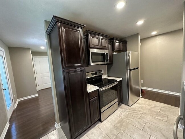 Building Photo - 35 Gore Ln