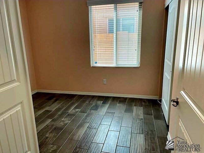 Building Photo - 6033 E Morning Ln