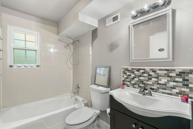 Building Photo - 918 McAlway Rd