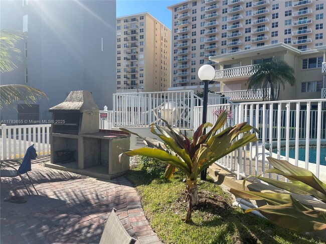 Building Photo - 450 Golden Isles Dr