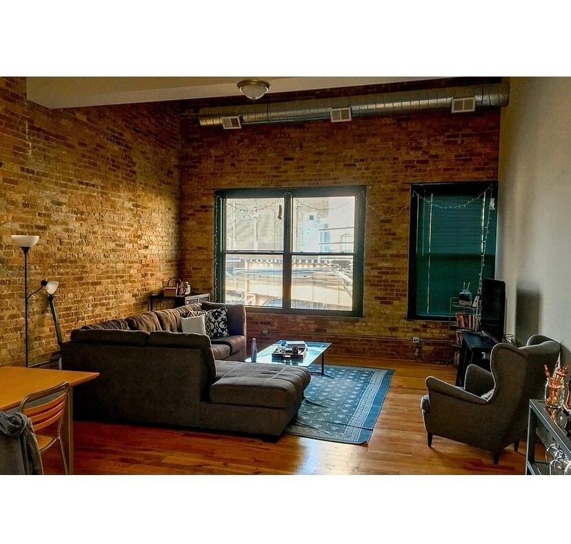 Building Photo - 2025 W North Ave