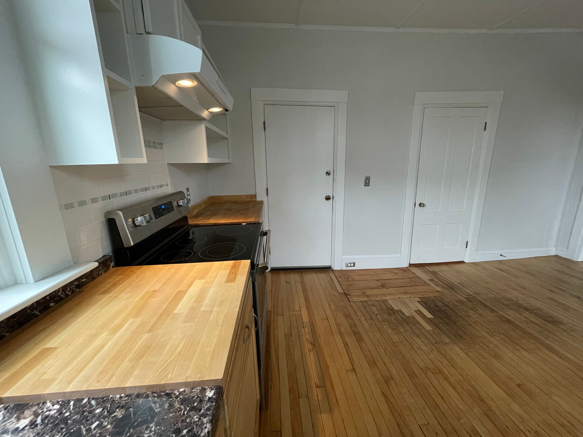 Kitchen w/ stainless steel appliances. - 18 North St