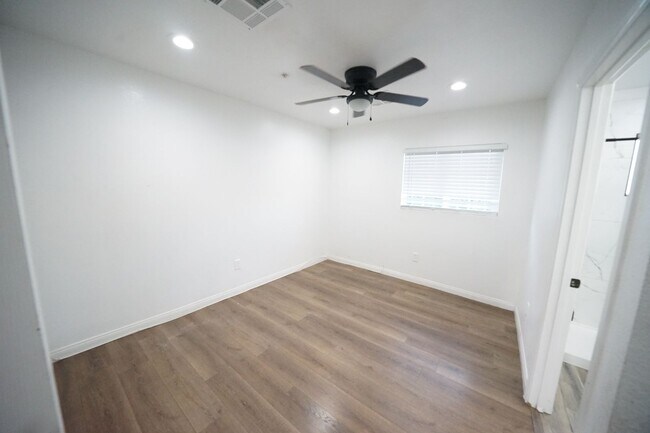 Building Photo - 1175 S Mojave Rd