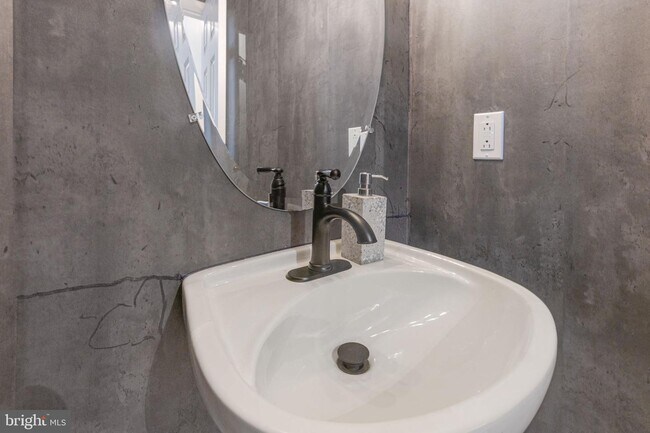 Building Photo - 434 Clayton Ln