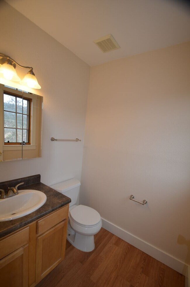 Building Photo - Oak Street Duplex