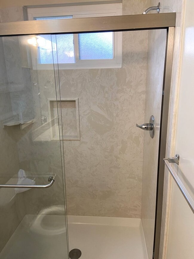 Building Photo - Spacious Duplex in Great Mountain View Area!