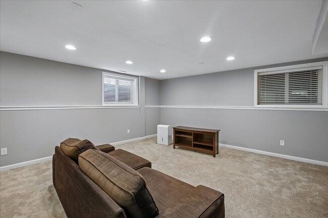 Building Photo - 3801 Denfeld Ave