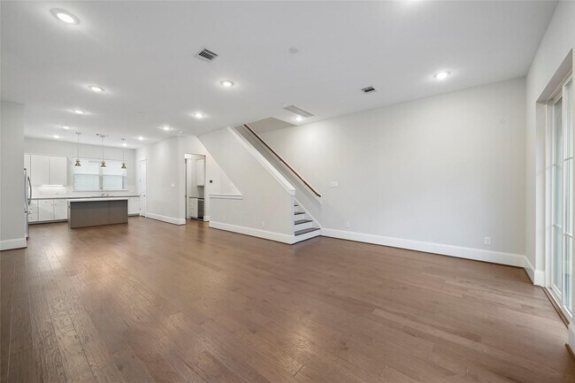 Building Photo - 1268 N Post Oak Rd