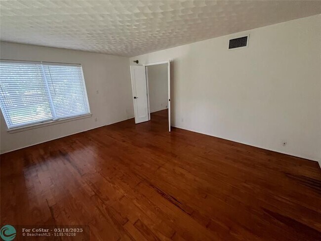 Building Photo - 817 NE 37th St