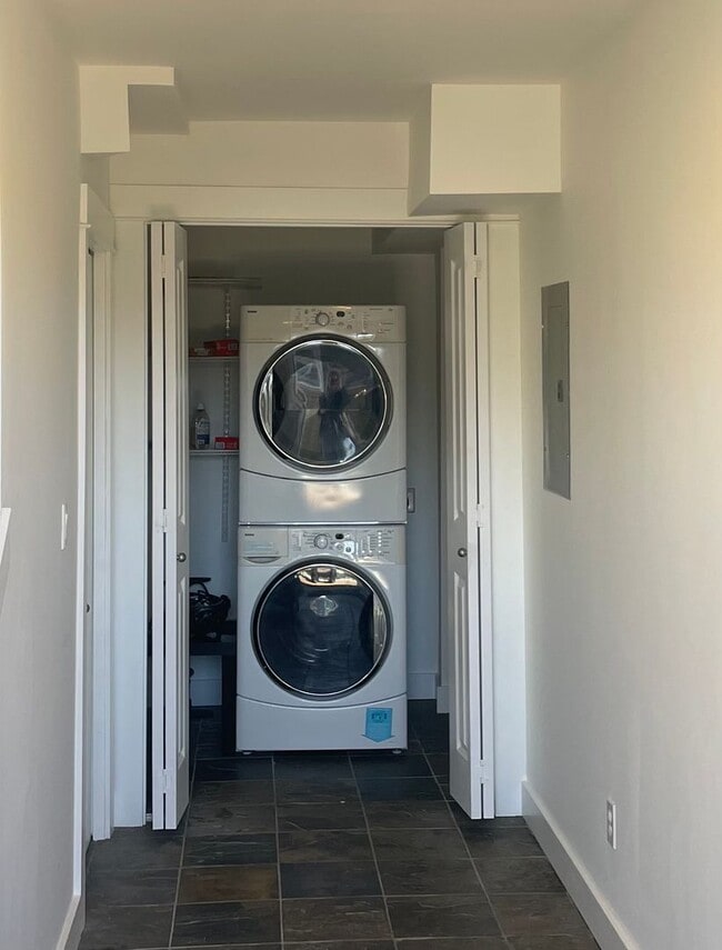 Building Photo - Welcome Home 2b/1ba Sun Drenched Townhome - West Seattle Fauntleroy Neighborhood