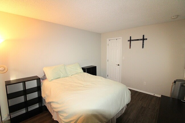 Building Photo - Furnished Elizabeth Condo!