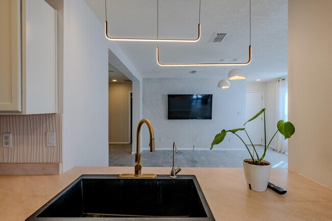 Building Photo - 4031 Cresta Park Ave NW