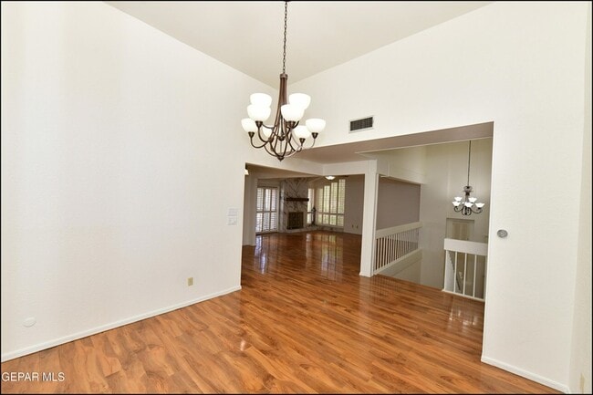 Building Photo - 5852 Mira Serena Dr
