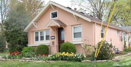 Building Photo - 1 Bedroom 1 Bath Beautifully Renovated Hou...