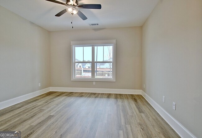 Building Photo - 190 Redhaven Dr