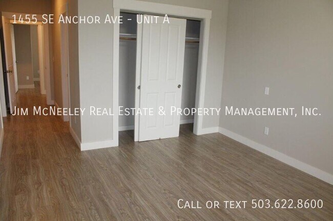 Building Photo - 3 Bed/ 2 Bath Duplex with One Car Garage