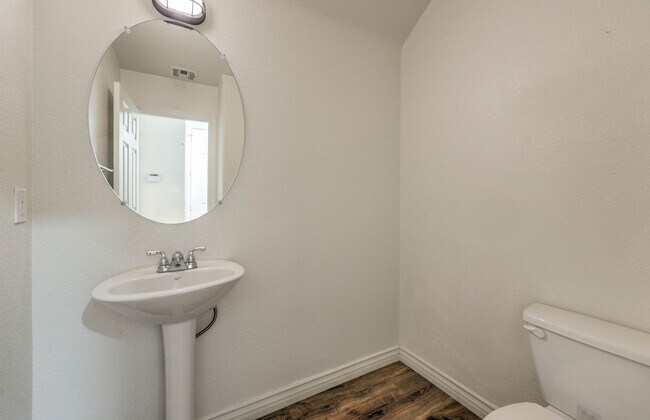 Building Photo - Stunning 3 Bedroom 2.5 Bathroom Home in Gate Community