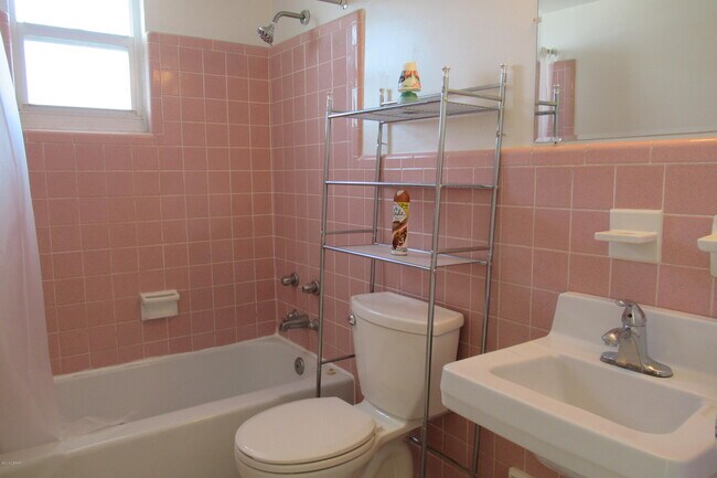 Building Photo - 732 N Halifax Ave