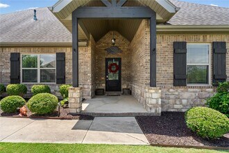 Building Photo - 5819 W Cane Hill Dr
