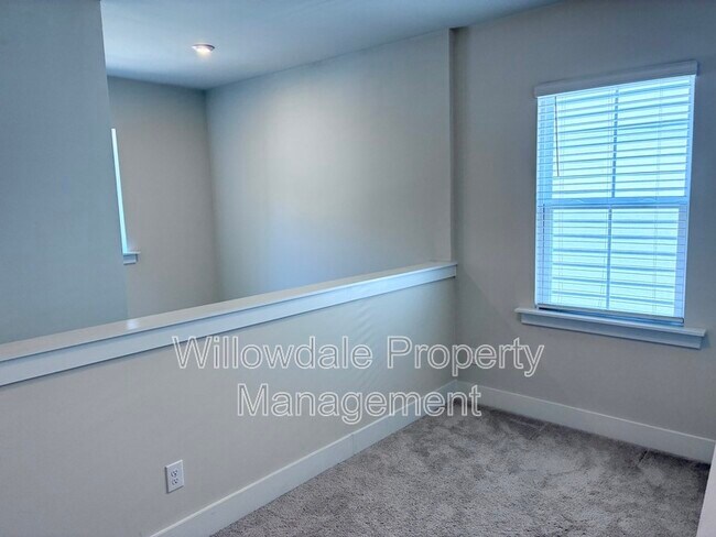 Building Photo - 2033 Florine Dr