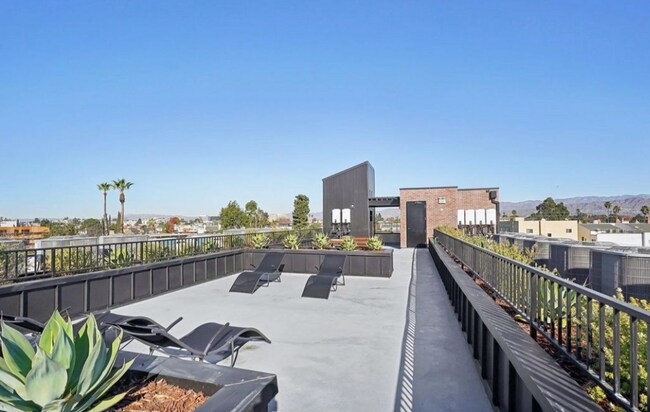 Building Photo - 10806 Blix St
