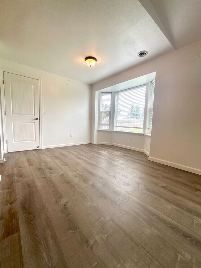 Building Photo - Charming 3 Bedroom Rambler! ~Close to Elementary School~