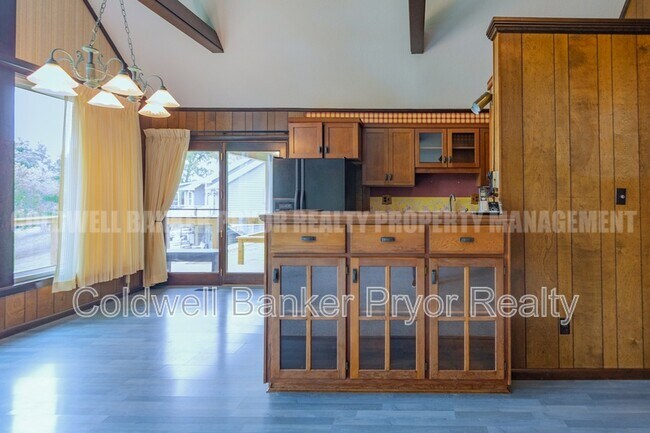 Building Photo - 165 Lakeshore Ct