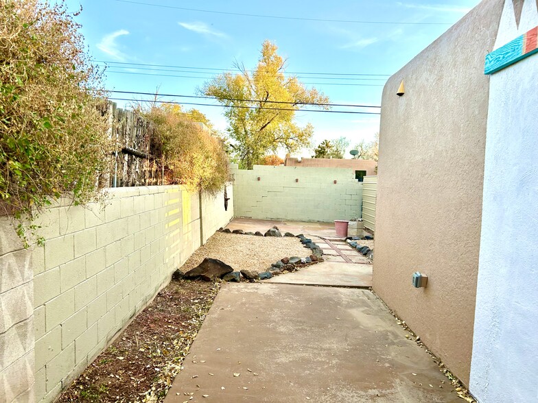 side apt yard - 2038 Kiva Rd