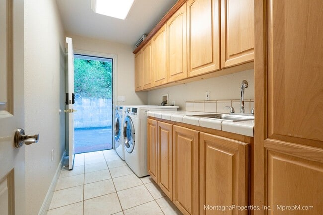 Building Photo - Updated and spacious 3 bedroom house on ov...