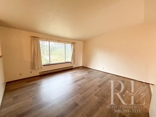 Building Photo - Charming 2-Story Duplex in Silverdale