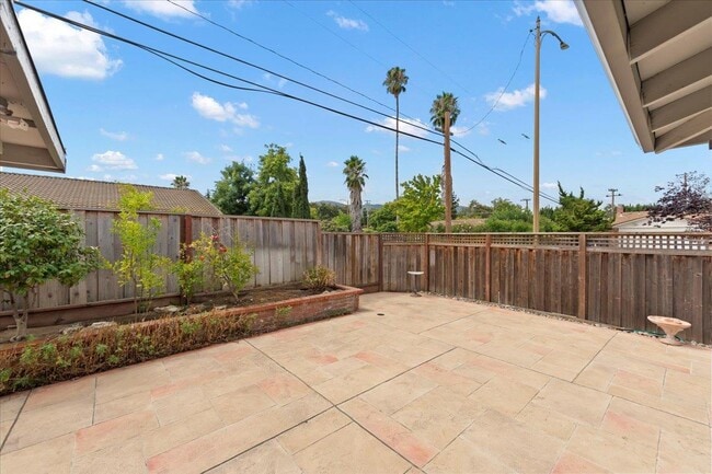 Building Photo - 1040 Fleetwood Dr