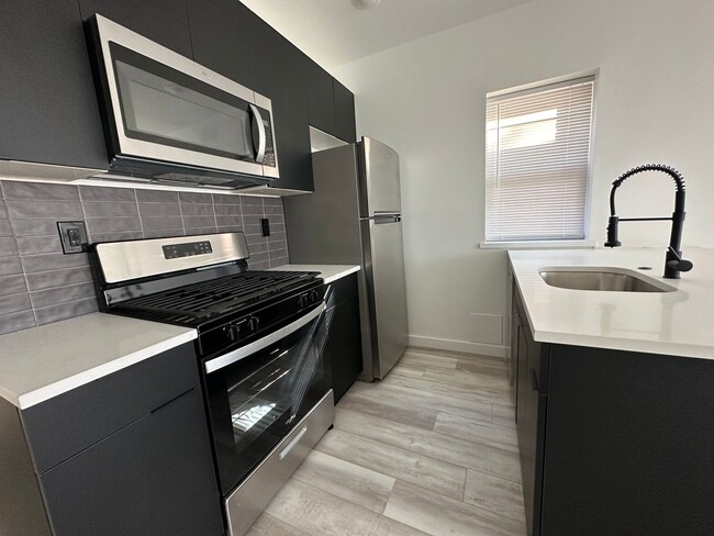 Building Photo - Modern & spacious 2Bedroom 1Bath Apartment