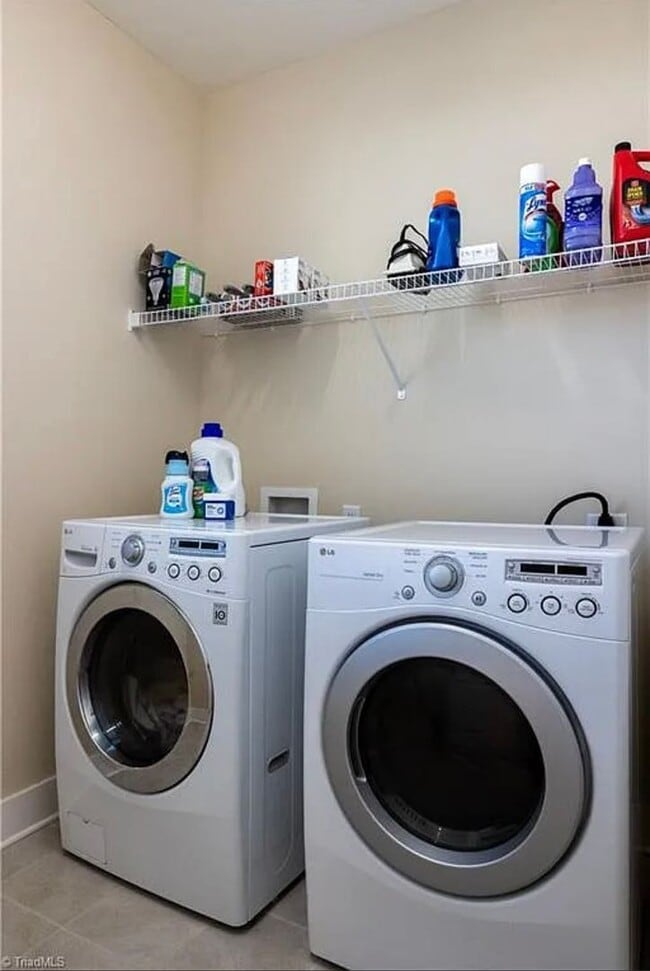 Building Photo - Beautiful 3Bed/2.5Bath Townhome located in...