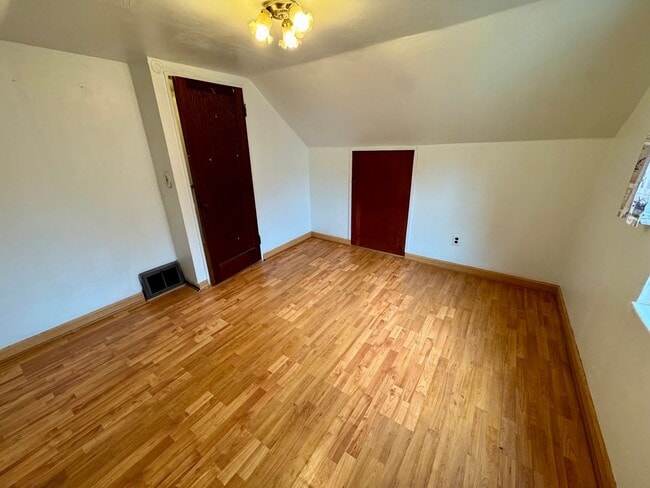 Building Photo - Charming 4 Bed 1.5 Bath house with BRAND NEW KITCHEN!!!