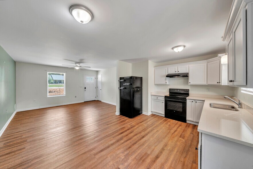 Building Photo - 160 Oak Dr