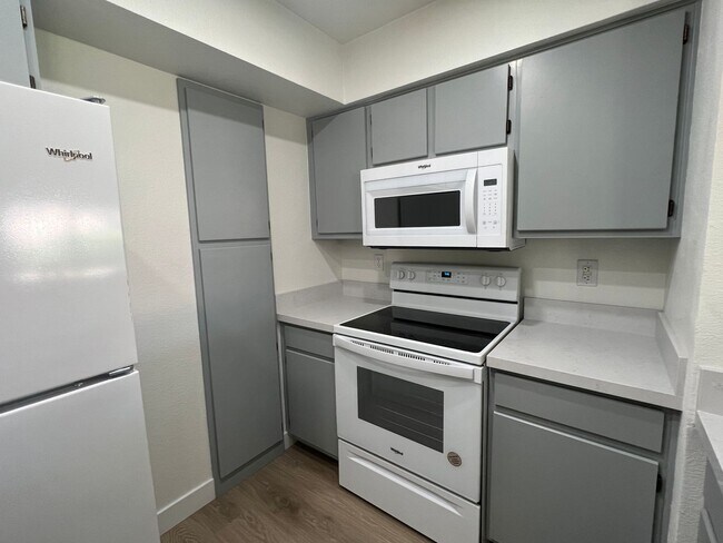 Building Photo - Beautifully Upgraded 2 Br 2 Ba Condo MOVE ...