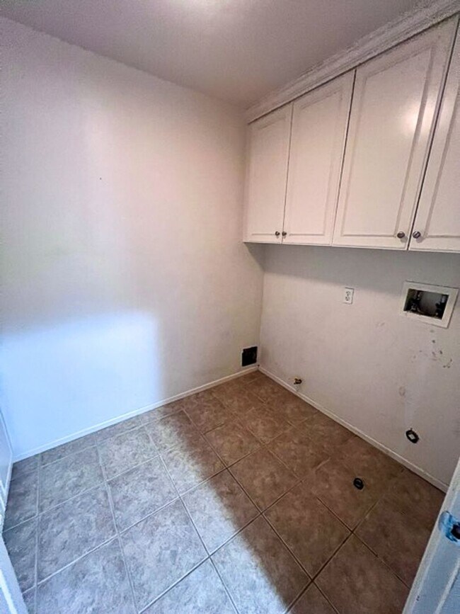 Building Photo - 5 bedroom Winchester home with a 3 car garage for LEASE!