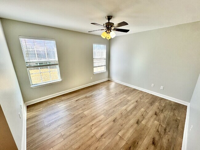 Building Photo - "Charming 2-Bed Oasis with 2 Full Baths in Prime Lynn Haven Location near Mosley High School"